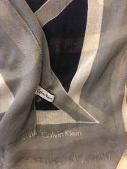 Desenli Calvin Klein eşarp-fular modelleri