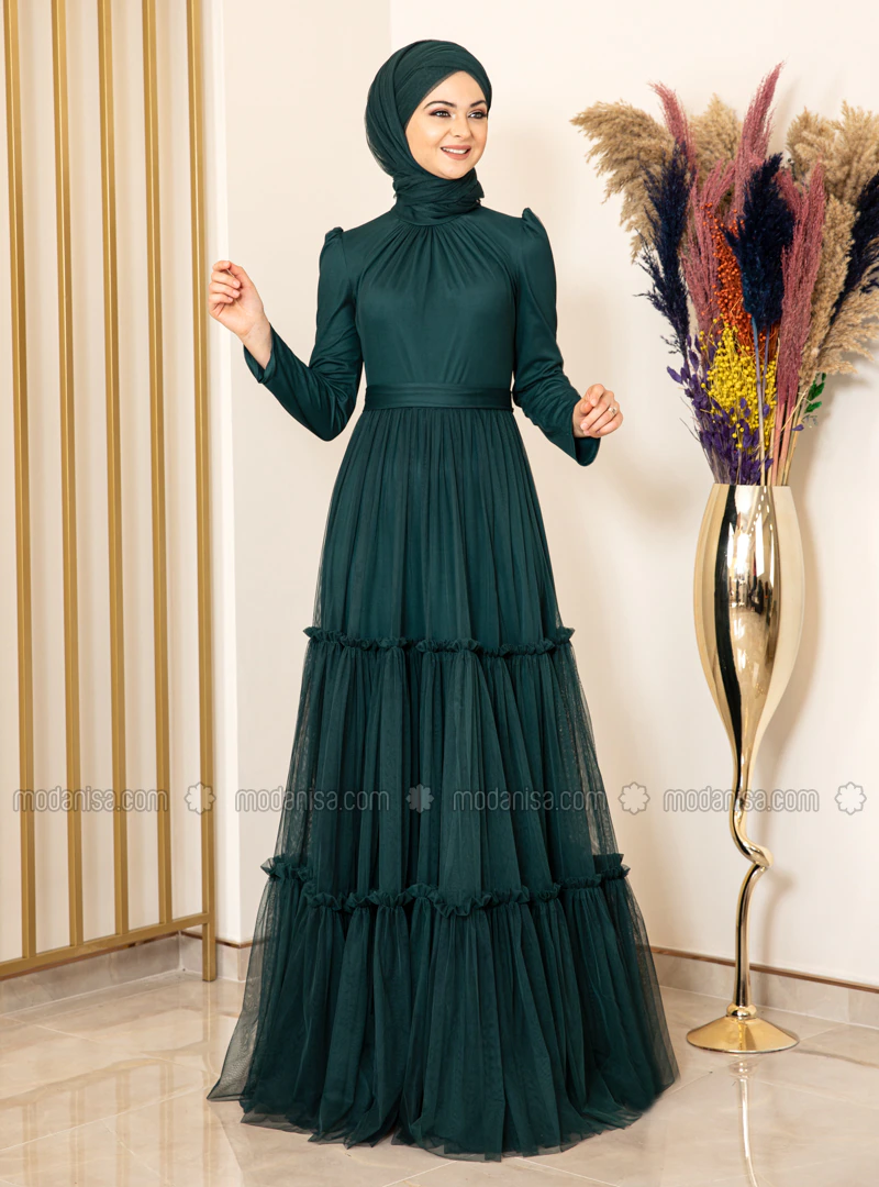 En Şık Fashion Showcase Design Eteği Fırfırlı Tesettür Tül Abiye Elbise