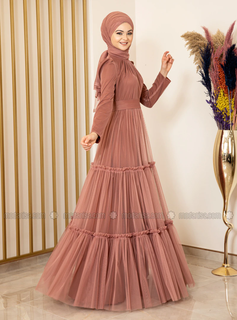 Fashion Showcase Design Eteği Fırfırlı Tesettür Tül Abiye Elbise