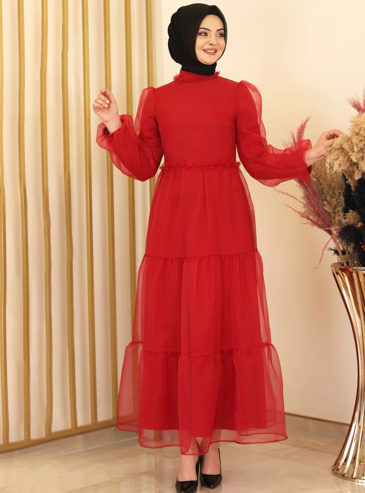 Fashion Showcase Design Kırmızı Elbise Modelleri